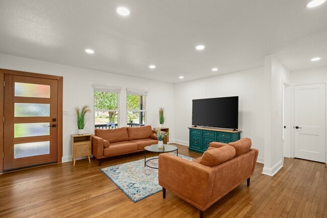 Building Photo - 1207 Romeria Dr