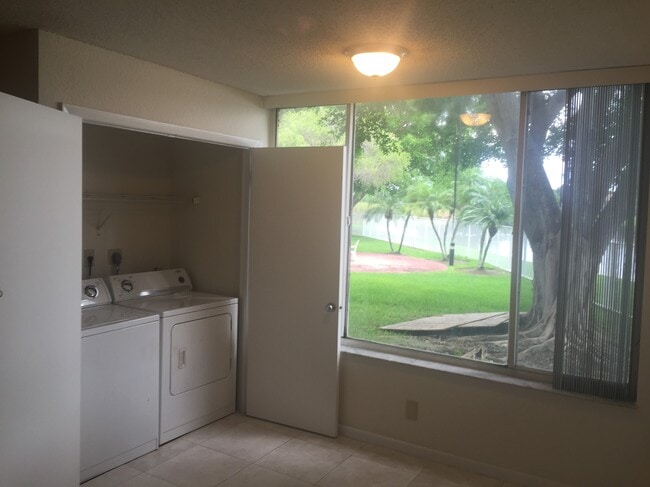 Building Photo - 2880 N Oakland Forest Dr
