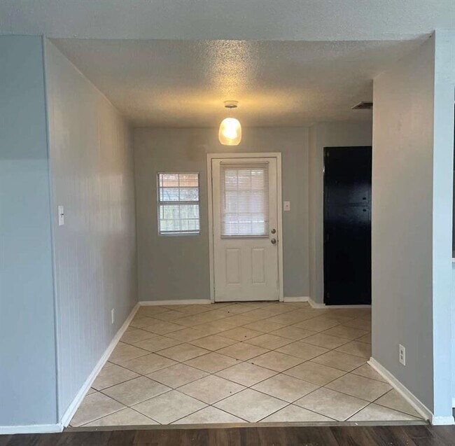 Building Photo - 208 Veterans Dr