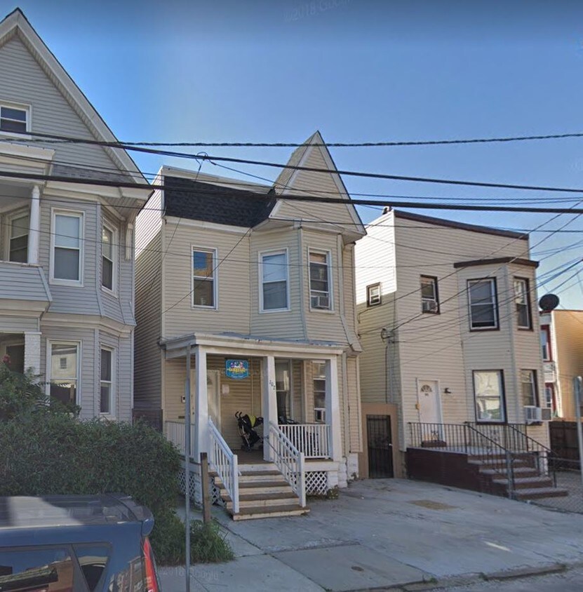 102 Van Reypen St, Jersey City, NJ 07306 House Rental in Jersey City