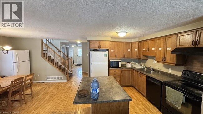 Building Photo - 559 Violet St