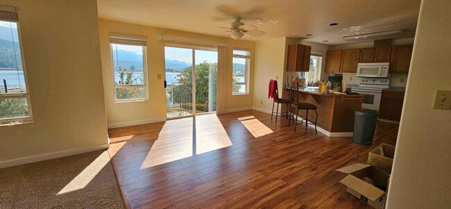 Building Photo - Lakeside 2 bedroom Duplex on Clear Lake