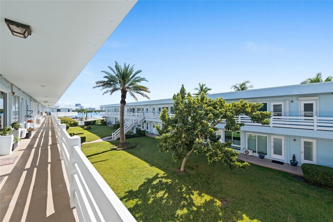 Foto del edificio - 2700 NE 135th St