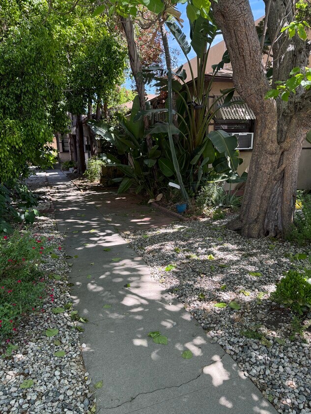 Foto principal - 10907 Camarillo St