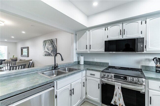 Foto del edificio - 7402 Lake Breeze Dr