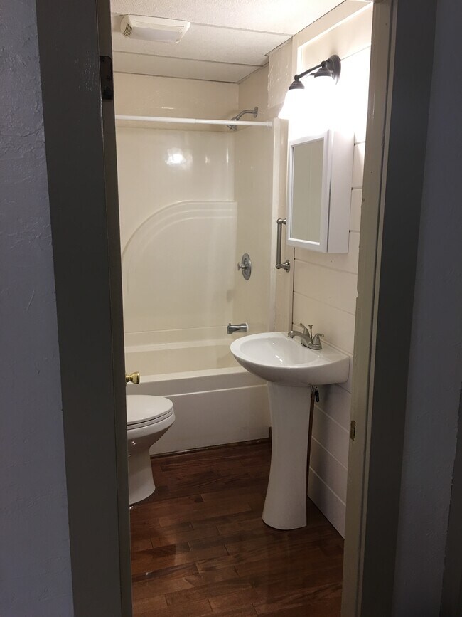 baño - 314 Elm St