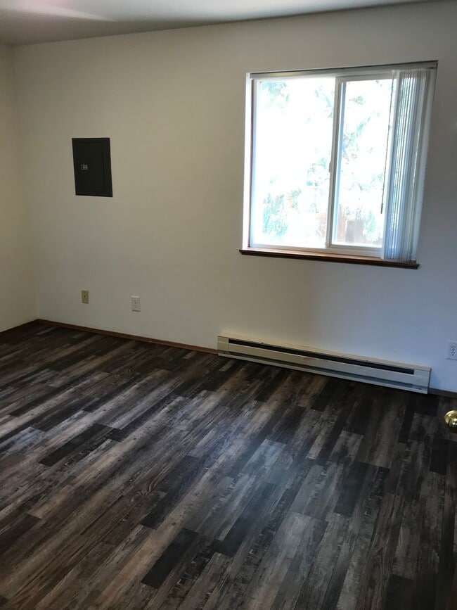 Building Photo - 2 Bedroom / 1 Bath Duplex in Madras – Wate...