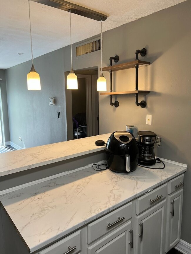 Building Photo - Nice two bedroom one bath condo in SW Summ...