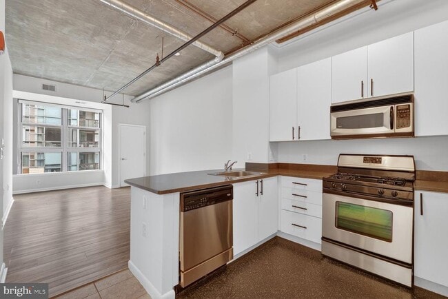 Building Photo - 1300 N St NW