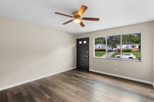 Foto del edificio - Charming 3-Bedroom Home with Fenced Yard a...