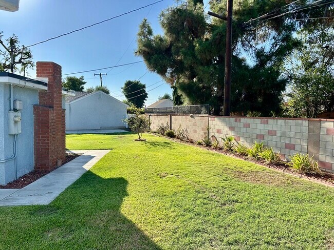 Building Photo - GREAT 3BD HOUSE WITH INCREDIBLE OUTDOOR SPACE!