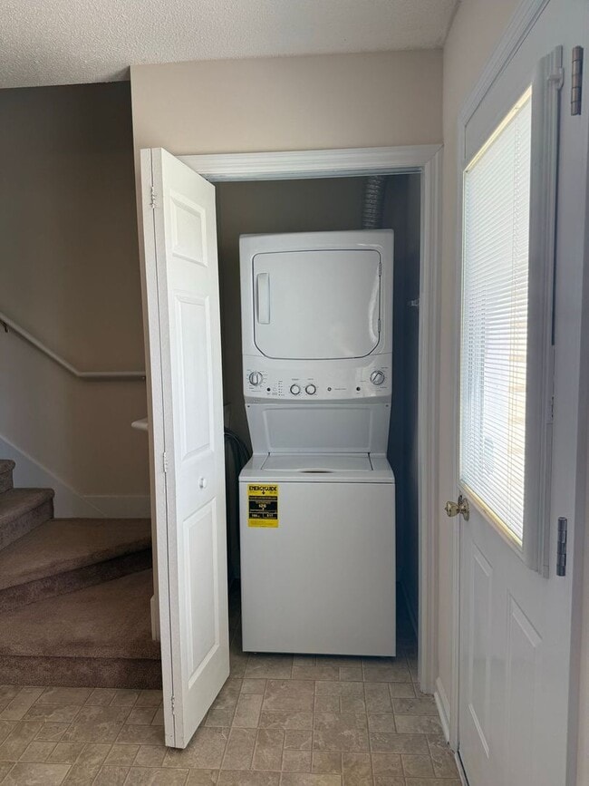 Building Photo - 2 bedroom, 2.5 Bath Townhouse