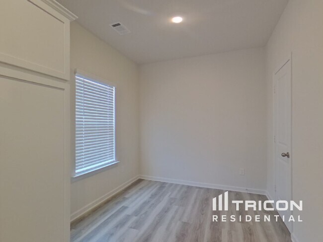 Building Photo - 1017 Claas Wy