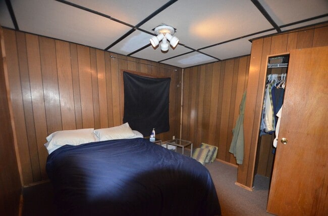Building Photo - Garden level one bedroom apartment in the hills above BRECK.  Pets OK!  Includes HEAT and electri...