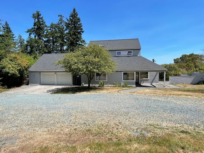 Building Photo - Lovely, Spacious Home with Stunning view o...