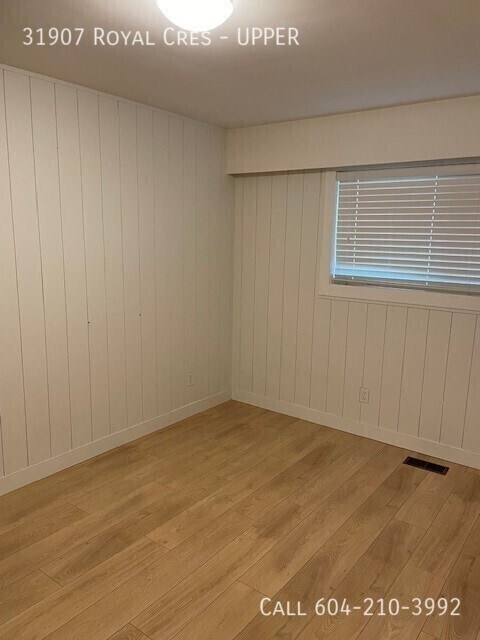 Building Photo - Upper Family Home With Shop