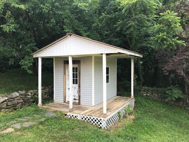 Building Photo - Spacious 3-Bedroom Home with Beautiful Views in Downtown Gainesboro