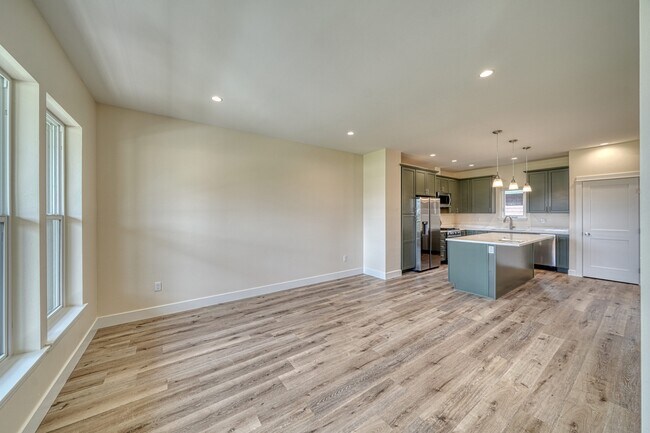 Building Photo - 320 McClary Pk