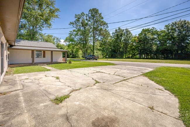 Building Photo - Charming 4-Bedroom, 2-Bath Home in a Prime...