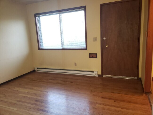 Building Photo - Hip, Mid Century Courtyard Apartment