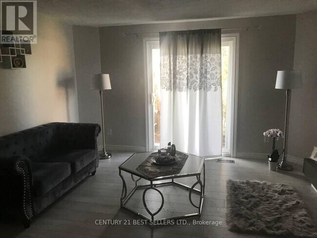 Building Photo - 700-700 Erinbrook Dr