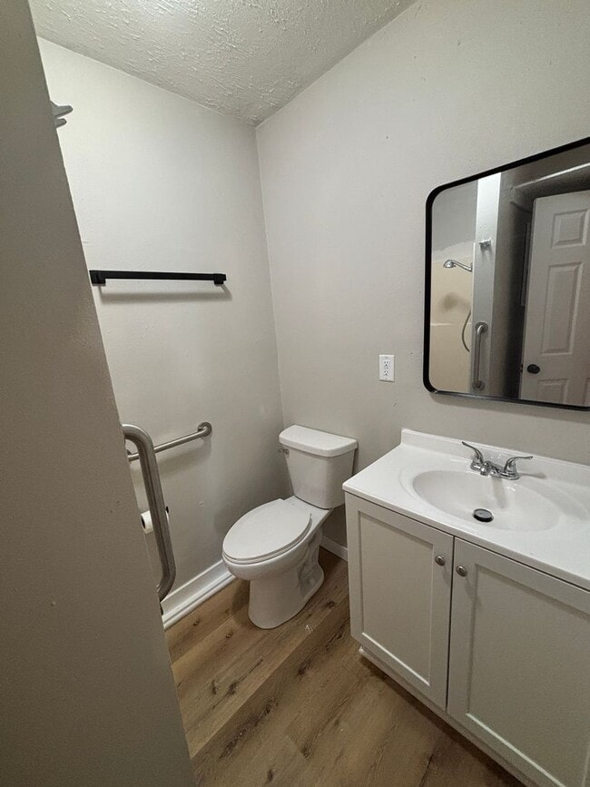 Building Photo - Newly Renovated 2 Bed 1 Bath Apt Move In Special!!