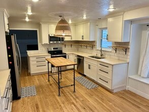 Building Photo - 3004 E Phillips Dr