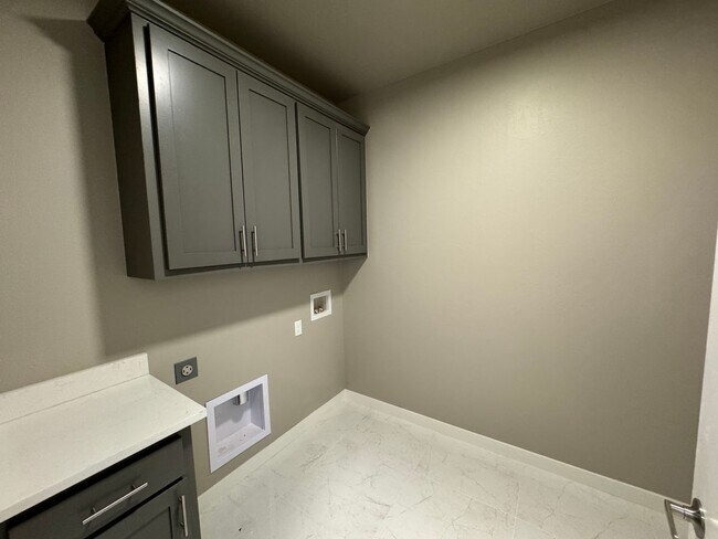 Building Photo - Luxurious Living: Modern 3BR/3BA Home In E...