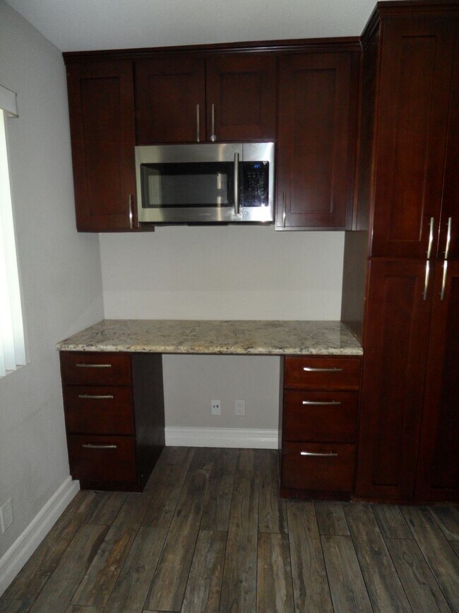 Foto del edificio - 300 1/2-204 1/2 E Mills Dr