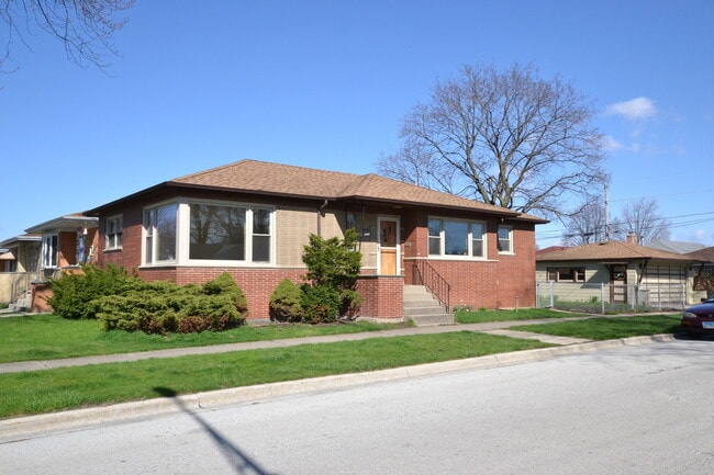 Building Photo - 2900 W 101st Pl