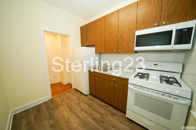 Building Photo - 2 bedroom in SUNNYSIDE NY 11104