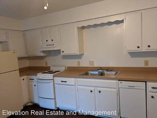 Building Photo - 1 br, 1 bath Apartment - 650 W. Poplar Street