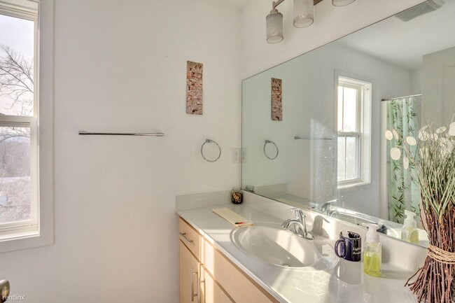 Building Photo - 3 br, 2.5 bath House - 850 Estes Street