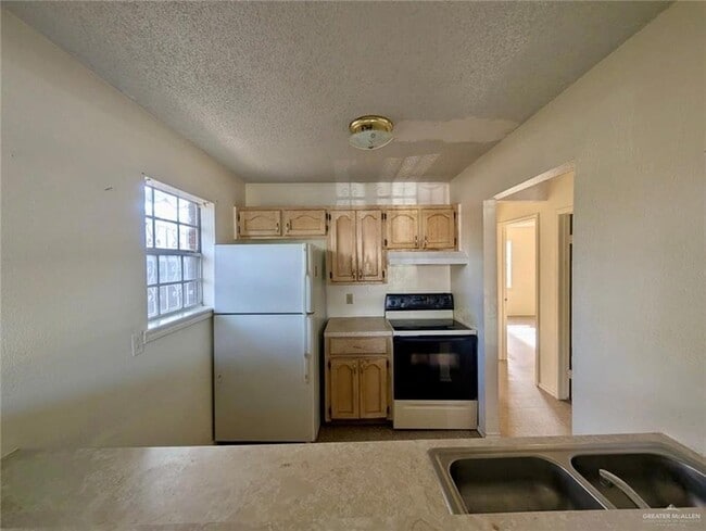 Building Photo - 104 Carlotta St