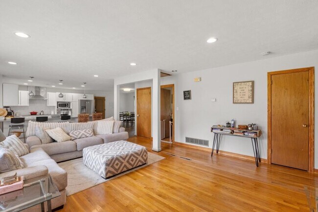 Foto del edificio - 2720 Birchwood Way SW