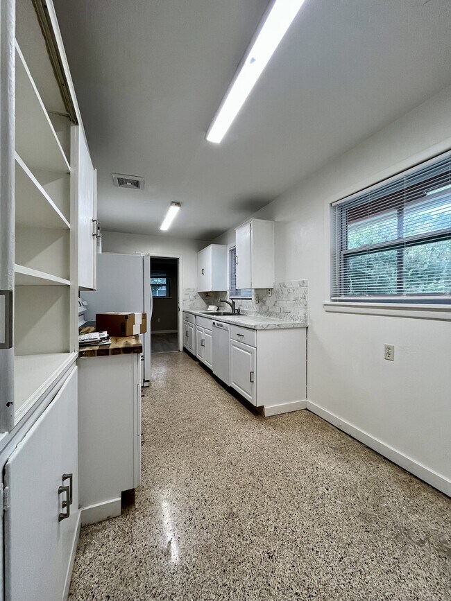 Building Photo - 1109 NE 5th Pl