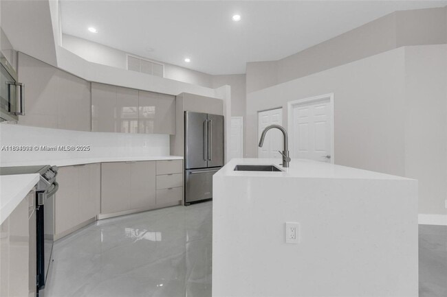 Building Photo - 2553 E Bay Dr