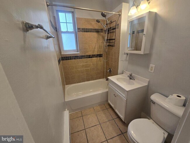 Foto del edificio - 241-43 W Queen Ln
