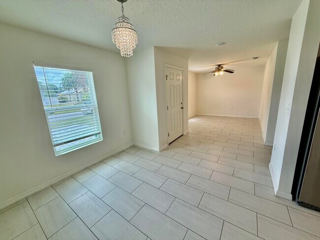 Building Photo - 949 SW Fisherman Ave