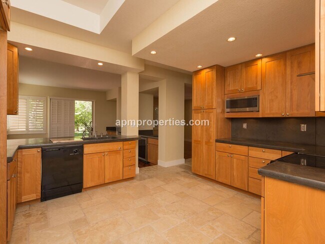 Foto del edificio - Extraordinary 3 Bedroom, 3 bath Canyon Lakes Golf Course Home!