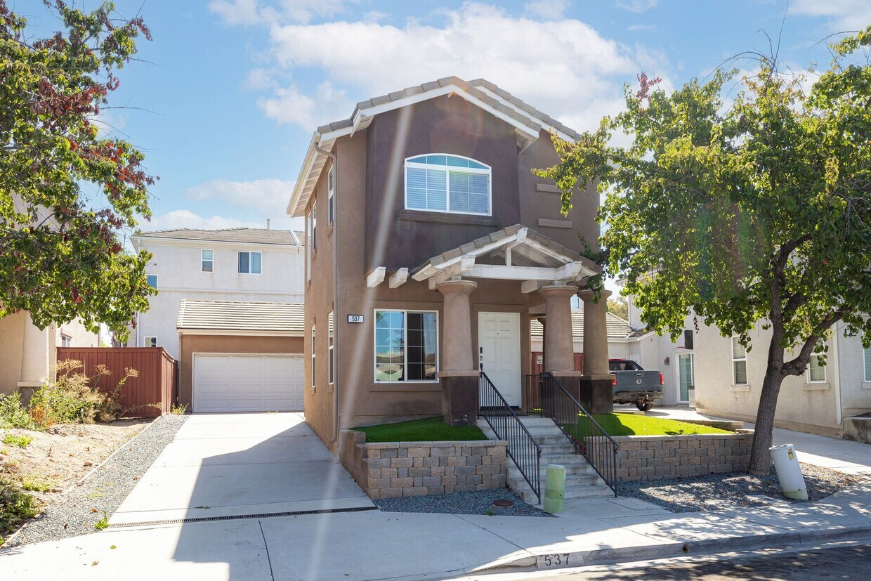 Primary Photo - Beautiful spacious 3 bedroom house for ren...