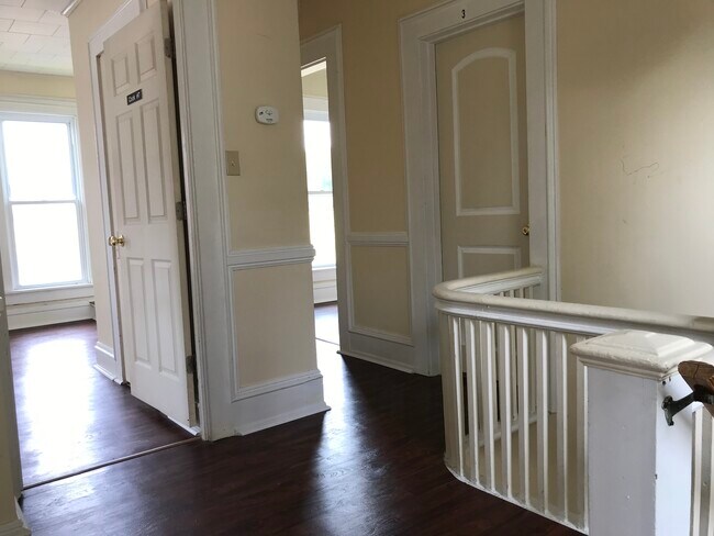 Pasillo del segundo piso - 428 W Water St