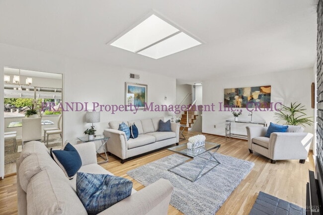 Foto del edificio - Marinwood Home on Corner Lot with Over 200...