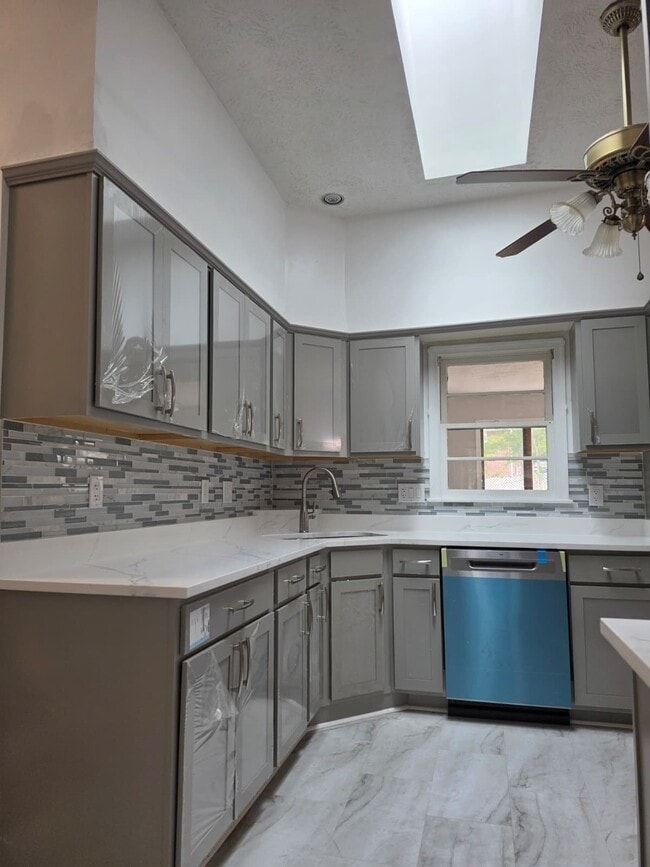 Foto del edificio - 5825 Lamont Dr