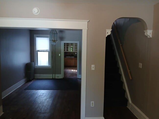 Building Photo - 4 bedroom 1 bathroom