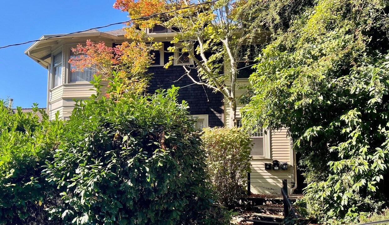 Photo - 1921 Franklin Pl E