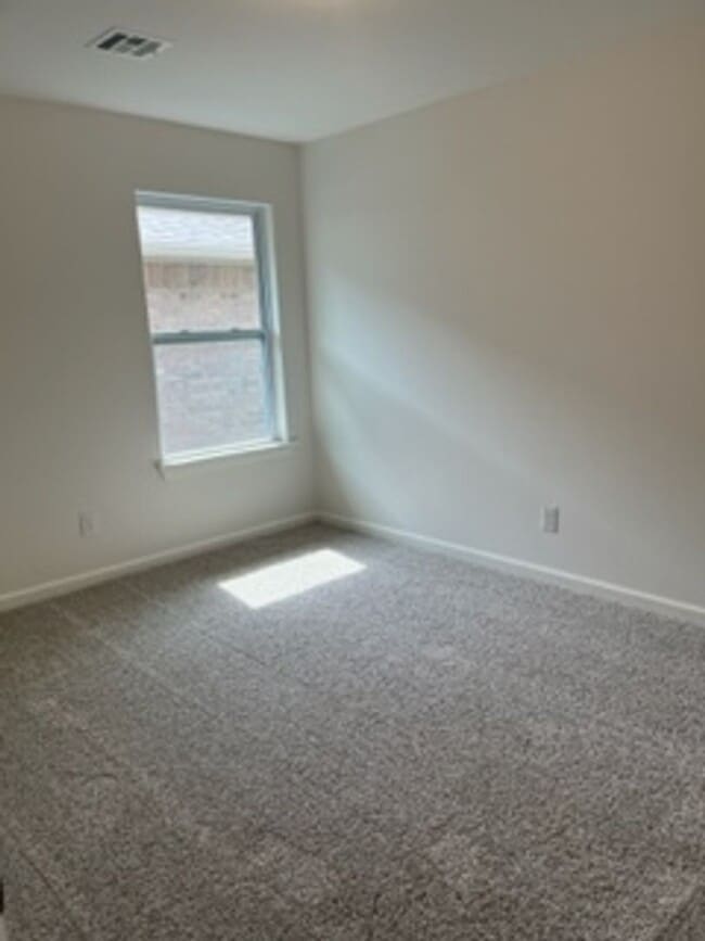 Building Photo - Captivating New Home!