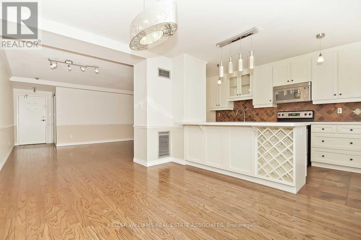 Photo principale - 633-1633 Bay St.