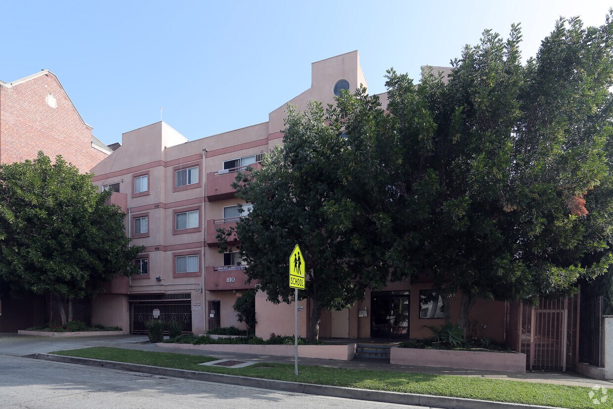 Primary Photo - 810 Fedora St