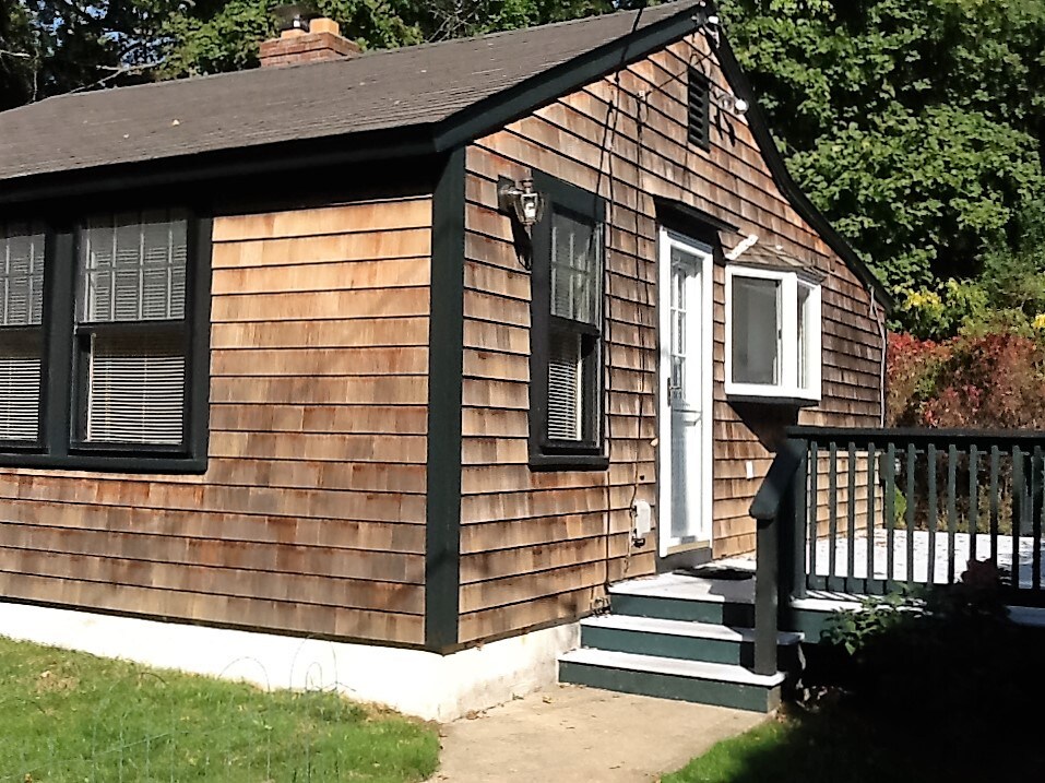 Cozy, sunny cottage in Wickford Village - 89 W Main St